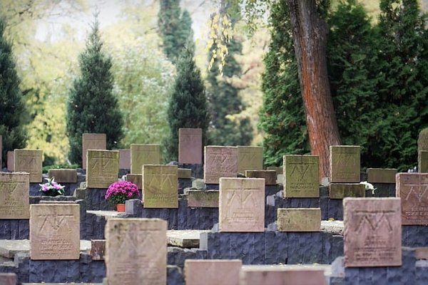 Personnalisez une plaque funéraire durable et mémorable